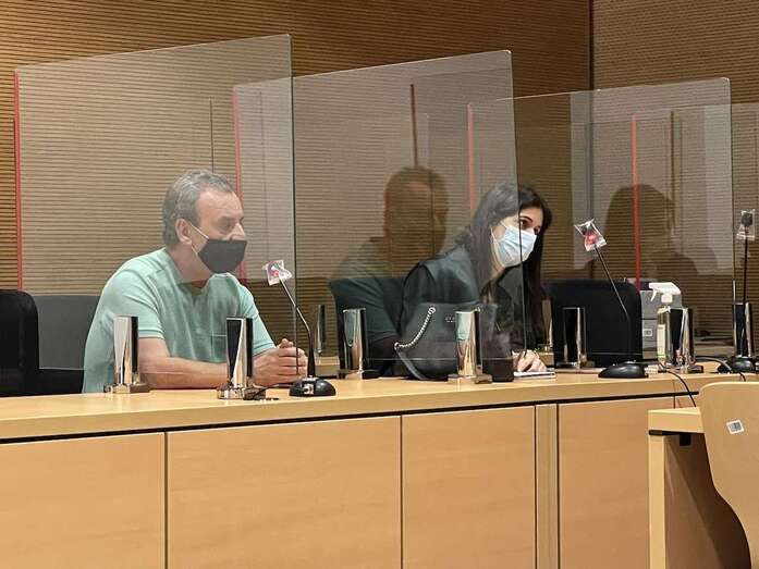 El acusado junto a su abogada Bibiana Jiménez Hernández/ F. J. F./C7.