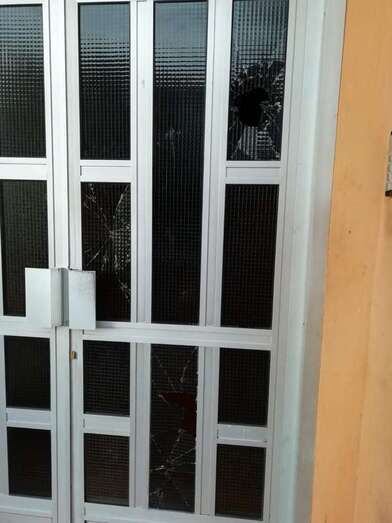 Imagen del cristal de la puerta que un menor destrozó hace unos días / TA