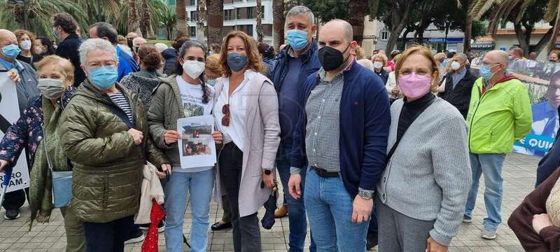 El concejal Servando González, asesores y vecinos de Telde en la concentración celebrada este mediodía en la capital grancanaria/TA.
