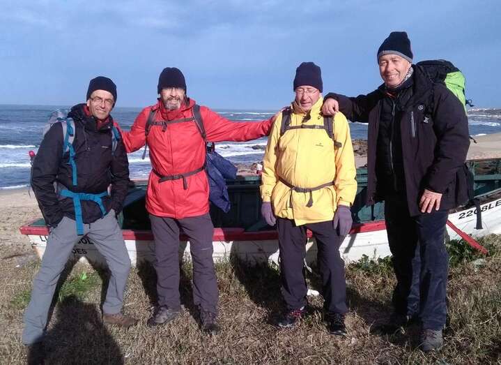 José Luis González Ruano (2Âº por izda.) con un grupo de amigos en el Camino de Santiago portugués por la costa. El autor del artículo, el primero por la derecha/TA.