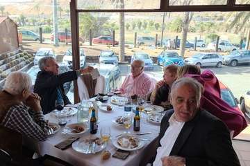 El exconcejal Antonio Benítez recibe el reconocimiento de amigos y familiares en su 80 aniversario/TA.