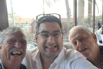 El exconcejal Antonio Benítez recibe el reconocimiento de amigos y familiares en su 80 aniversario/TA.