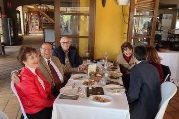 El exconcejal Antonio Benítez recibe el reconocimiento de amigos y familiares en su 80 aniversario/TA.
