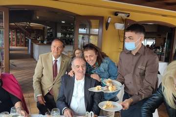 El exconcejal Antonio Benítez recibe el reconocimiento de amigos y familiares en su 80 aniversario/TA.