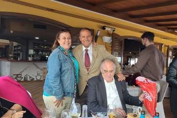 El exconcejal Antonio Benítez recibe el reconocimiento de amigos y familiares en su 80 aniversario/TA.