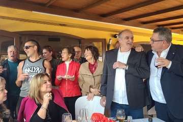El exconcejal Antonio Benítez recibe el reconocimiento de amigos y familiares en su 80 aniversario/TA.