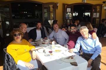 El exconcejal Antonio Benítez recibe el reconocimiento de amigos y familiares en su 80 aniversario/TA.