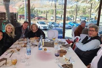 El exconcejal Antonio Benítez recibe el reconocimiento de amigos y familiares en su 80 aniversario/TA.