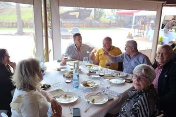 El exconcejal Antonio Benítez recibe el reconocimiento de amigos y familiares en su 80 aniversario/TA.