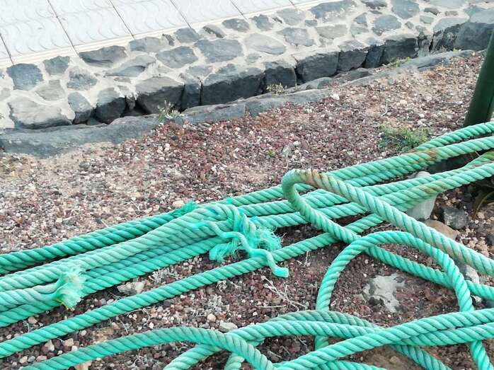 El sogueado tirado en el suelo junto a los postes/TA.