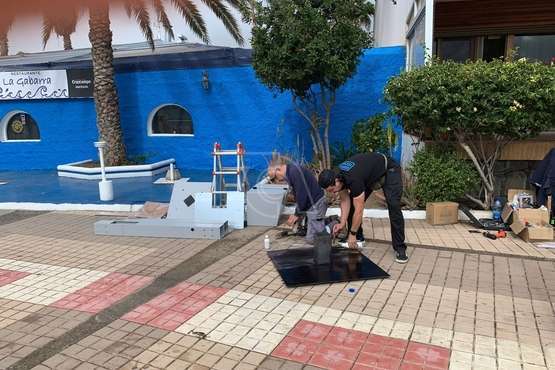 Vecinos de Salinetas rechazan la instalación de un poste cargador de móviles delante de sus viviendas/TA.