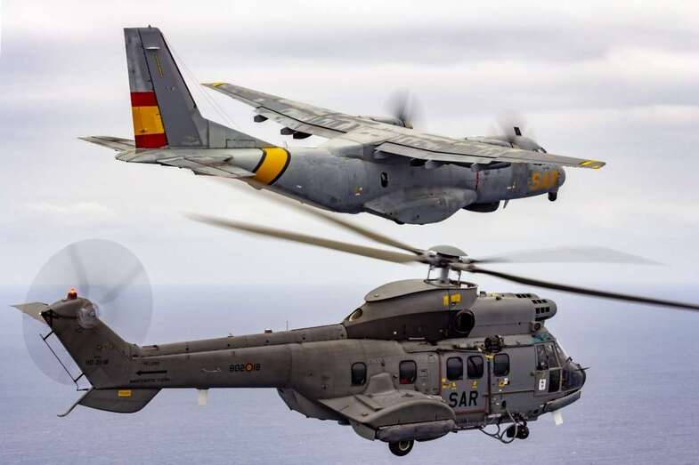 Imagen de archivo de un avión CN-235 y un helicóptero Super Puma del 802 Escuadrón del Servicio de Búsqueda y Rescate (SAR) que opera desde Gando / TA