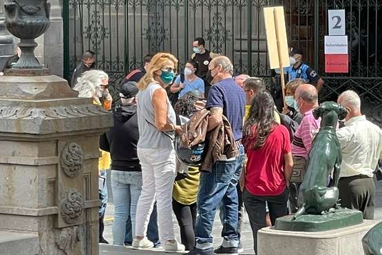 Sólo 15 personas se concentran en apoyo al padre Báez frente a la Catedral/TA.