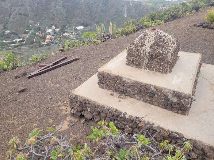 Imagen del estado en el que quedó la cruz del barrio / TA