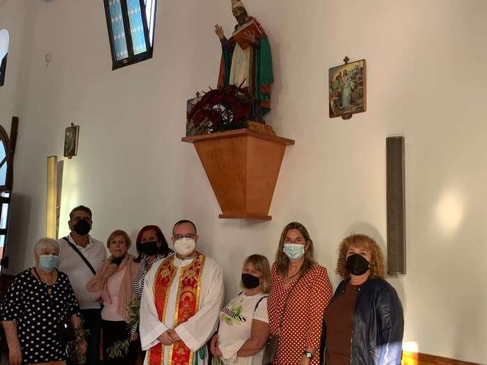 La imagen de San Fermín sobre una peana en una lateral del templo/TA.