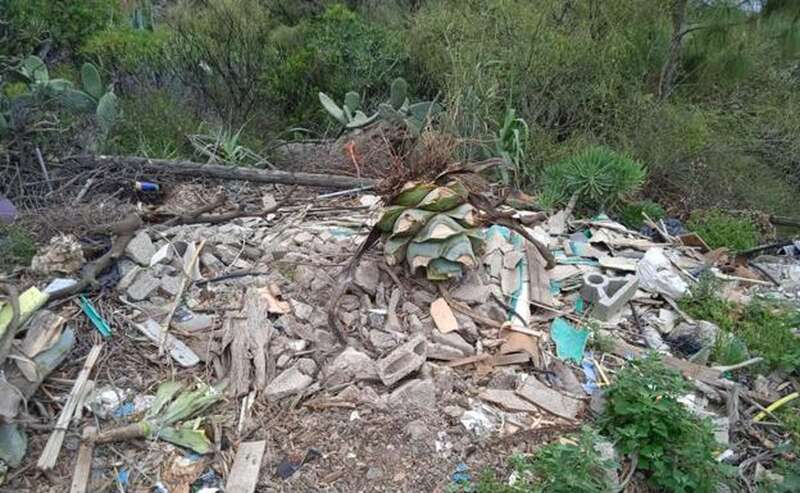 En Tecén se amontonan varias montañas de escombros con planchas de uralita (con amianto) a orillas de sus carreteras desde hace años/C7.