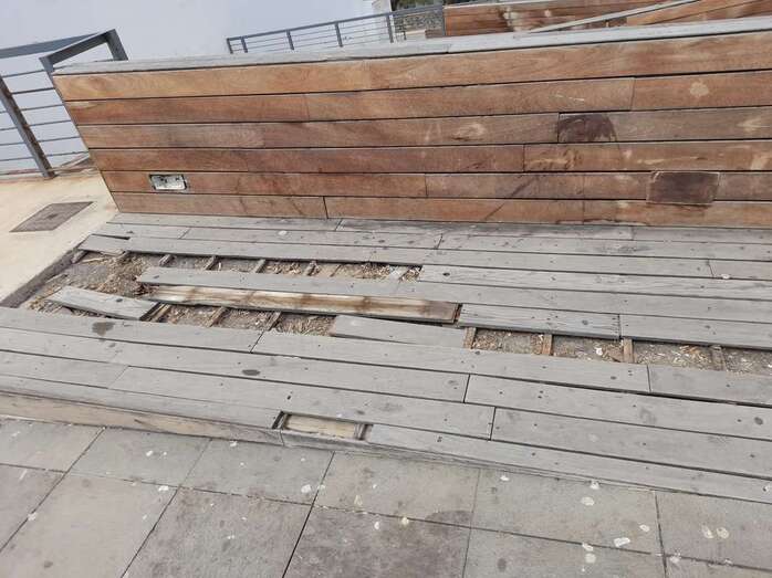 Piezas de madera levantada de la escalinata/TA.