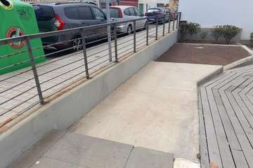 Deterioro galopante de la escalinata entre la calle Margarita y el paseo marítimo de La Garita/TA.