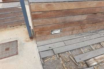 Deterioro galopante de la escalinata entre la calle Margarita y el paseo marítimo de La Garita/TA.