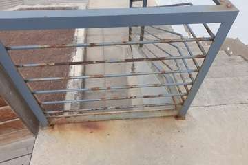 Deterioro galopante de la escalinata entre la calle Margarita y el paseo marítimo de La Garita/TA.