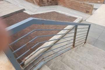 Deterioro galopante de la escalinata entre la calle Margarita y el paseo marítimo de La Garita/TA.