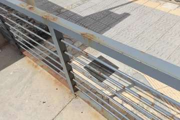 Deterioro galopante de la escalinata entre la calle Margarita y el paseo marítimo de La Garita/TA.