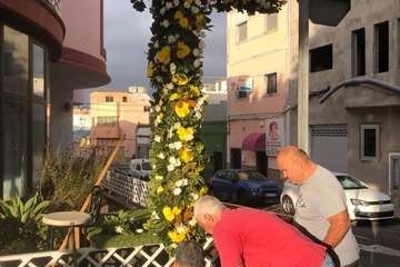Telde se aferra al tradicional enrame de las cruces/TA, Francisco Javier Santana y Antonio Alí.