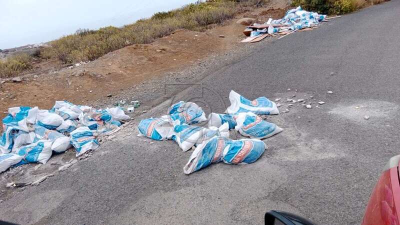 Bolsas de escombros sobre la vía y sus márgenes/TA.