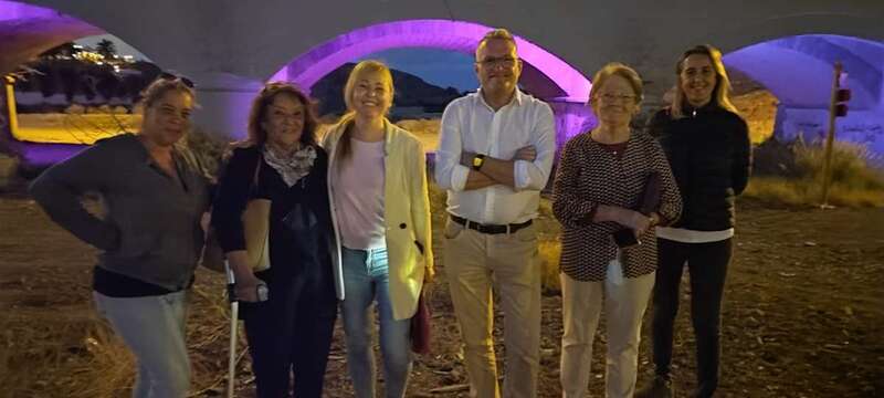 Miembros de ACCU Canarias delante del puente iluminado de los Siete Ojos del Barranco Real de Telde/TA:
