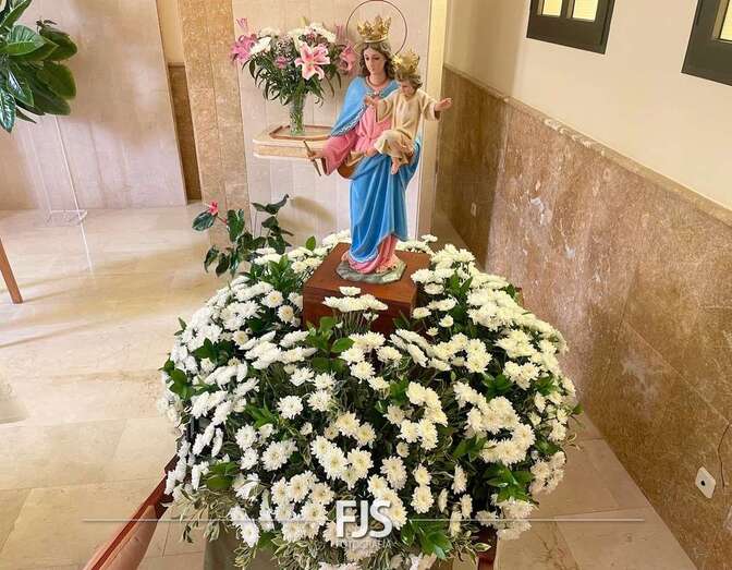 Imagen de María Auxiliadora con la decoración floral obra de Segundo Amador/Francisco Javier Santana.
