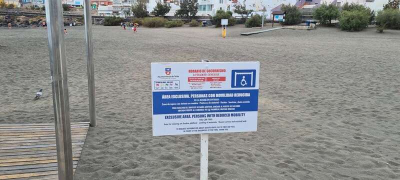 La cartelería que indica como accesible la playa de La Garita / TA