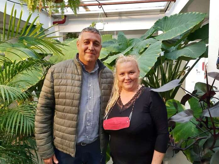 La pregonera con el concejal de Festejos, Servando González/TA.