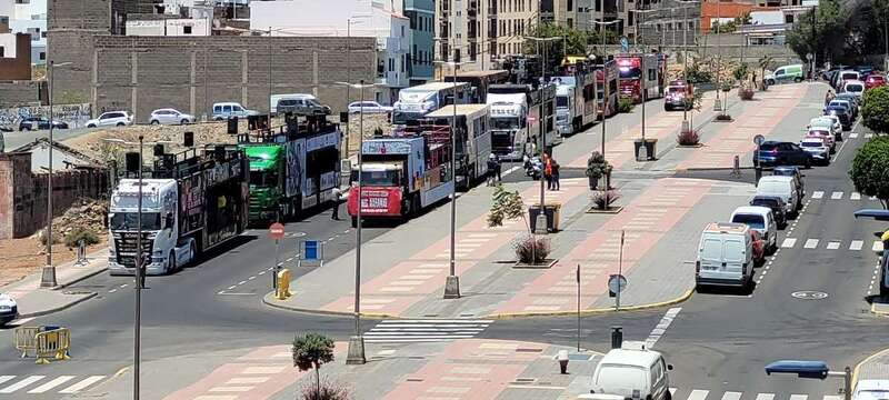 Imagen tomada hace unos minutos de las carrozas concentrándose en el punto de partida del coso carnavalero/Jesús Ruiz Mesa