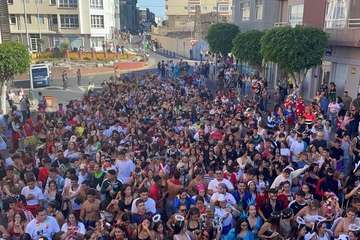 Una marea humana 'canta' al Carnaval por las calles de Telde/TA, Jesús Ruiz Mesa, Francisco Javier Santana, Antonio Alí y C7..