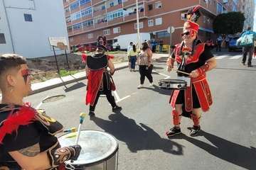 Una marea humana 'canta' al Carnaval por las calles de Telde/TA, Jesús Ruiz Mesa, Francisco Javier Santana, Antonio Alí y C7..