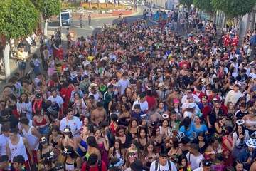 Una marea humana 'canta' al Carnaval por las calles de Telde/TA, Jesús Ruiz Mesa, Francisco Javier Santana, Antonio Alí y C7..