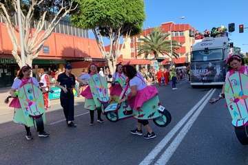 Una marea humana 'canta' al Carnaval por las calles de Telde/TA, Jesús Ruiz Mesa, Francisco Javier Santana, Antonio Alí y C7..