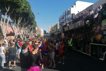 Una marea humana 'canta' al Carnaval por las calles de Telde/TA, Jesús Ruiz Mesa, Francisco Javier Santana, Antonio Alí y C7..