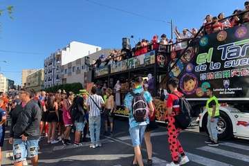 Una marea humana 'canta' al Carnaval por las calles de Telde/TA, Jesús Ruiz Mesa, Francisco Javier Santana, Antonio Alí y C7..