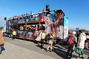 Una marea humana 'canta' al Carnaval por las calles de Telde/TA, Jesús Ruiz Mesa, Francisco Javier Santana, Antonio Alí y C7..