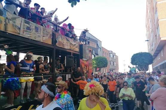 Una marea humana 'canta' al Carnaval por las calles de Telde/TA, Jesús Ruiz Mesa, Francisco Javier Santana, Antonio Alí y C7..