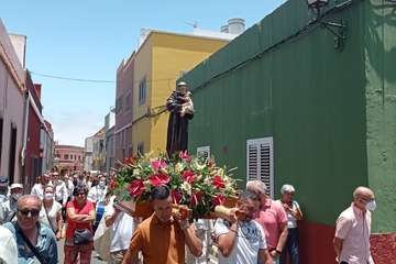 Misa, procesión religiosa y verbena del solajero en San Antonio de Telde/TA.
