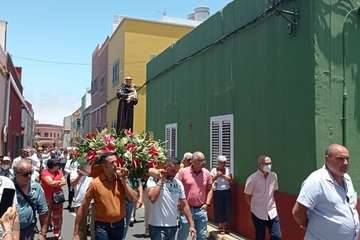 Misa, procesión religiosa y verbena del solajero en San Antonio de Telde/TA.