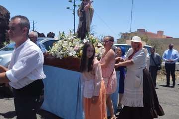 El barrio de Los Arenales saca en procesión a sus patronos San Antonio y la Virgen del Carmen/TA.