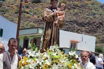 El barrio de Los Arenales saca en procesión a sus patronos San Antonio y la Virgen del Carmen/TA.