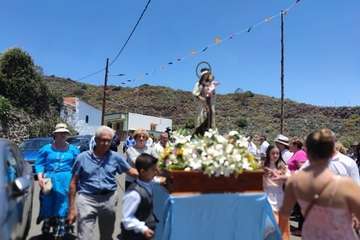 El barrio de Los Arenales saca en procesión a sus patronos San Antonio y la Virgen del Carmen/TA.