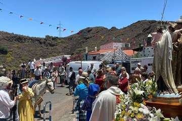 El barrio de Los Arenales saca en procesión a sus patronos San Antonio y la Virgen del Carmen/TA.