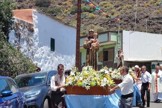El barrio de Los Arenales saca en procesión a sus patronos San Antonio y la Virgen del Carmen/TA.