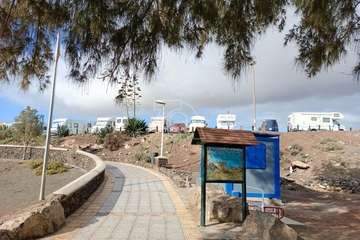 Telde cierra la entrada al terreno de Hoya del Pozo usado como camping de caravanas/TA.
