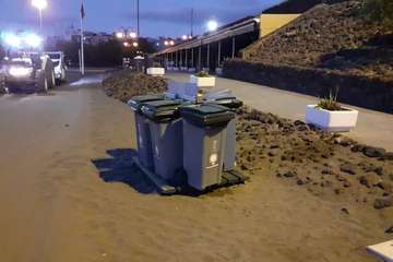  Limpieza retira decenas de toneladas de residuos de la Noche de San Juan en Telde/TA.